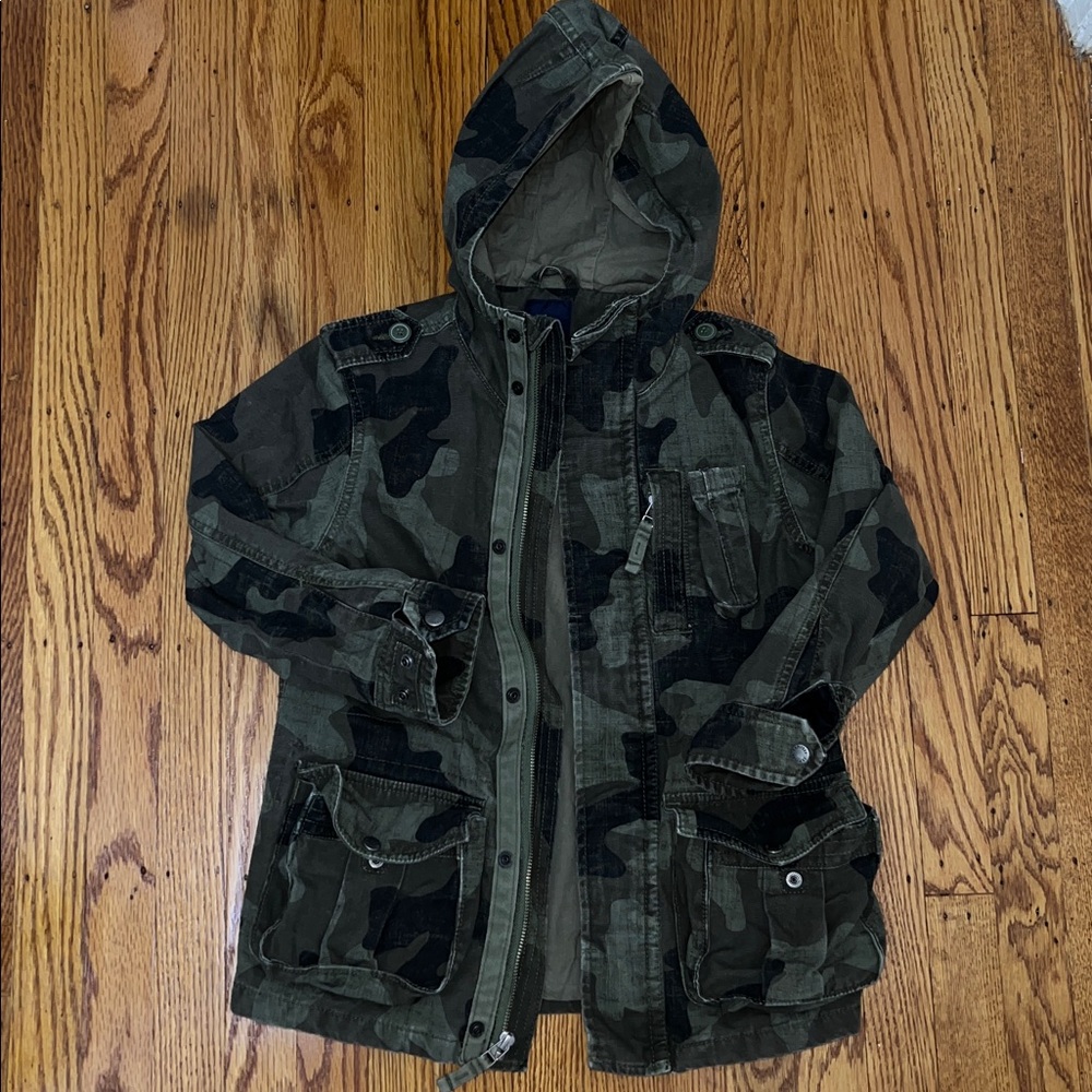 Size: Small (6-7) Runs like an 8 // Gap Camouflage Hooded Jacket